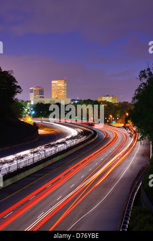 Greenville, Caroline du Sud au-dessus des toits du flux de trafic sur l'Interstate 385. Banque D'Images