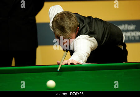 Sheffield, Royaume-Uni. 30 avril 2013. MICHAEL WHITE en action contre RICKY WALDEN pendant les quarts de finale de la Betfair World Snooker Championship au théâtre Crucible le 30 avril 2013 à Sheffield, en Angleterre. Crédit : Michael Cullen / Alamy Live News Banque D'Images