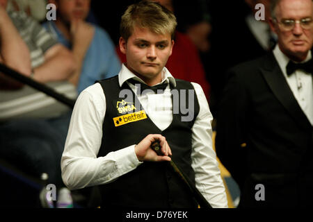 Sheffield, Royaume-Uni. 30 avril 2013. MICHAEL WHITE en action contre RICKY WALDEN pendant les quarts de finale de la Betfair World Snooker Championship au théâtre Crucible le 30 avril 2013 à Sheffield, en Angleterre. Crédit : Michael Cullen / Alamy Live News Banque D'Images