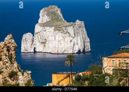 L'ancien village minier de Masua et l'île de roche 'Pan di Zucchero', Sardaigne, Italie. Banque D'Images