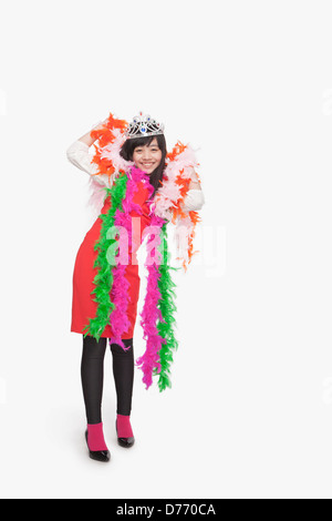 Girl wearing tiara et boas de plumes Banque D'Images