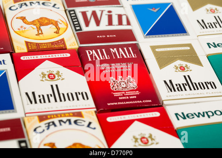 Différents paquets de cigarettes. Pall Mall, Marlboro, Winston, Camel, le Parlement, Newport, American Spirit. Banque D'Images