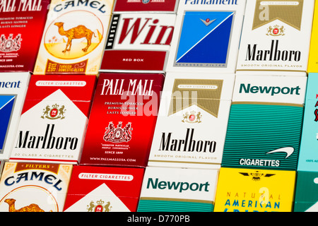 Différents paquets de cigarettes. Pall Mall, Marlboro, Winston, Camel, le Parlement, Newport, American Spirit. Banque D'Images