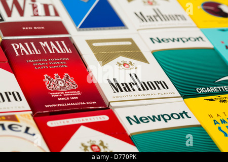 Différents paquets de cigarettes. Pall Mall, Marlboro, Winston, Camel, le Parlement, Newport, American Spirit. Banque D'Images