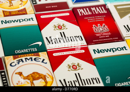 Différents paquets de cigarettes. Pall Mall, Marlboro, Winston, Camel, le Parlement, Newport, American Spirit. Banque D'Images