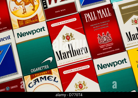 Différents paquets de cigarettes. Pall Mall, Marlboro, Winston, Camel, le Parlement, Newport, American Spirit. Banque D'Images