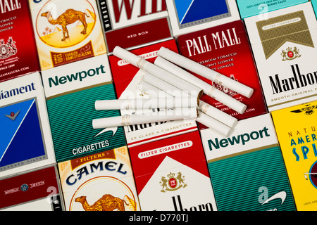 Différents paquets de cigarettes. Pall Mall, Marlboro, Winston, Camel, le Parlement, Newport, American Spirit. Banque D'Images