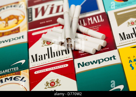 Différents paquets de cigarettes. Pall Mall, Marlboro, Winston, Camel, le Parlement, Newport, American Spirit. Banque D'Images