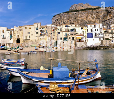 8664. Port de pêche, Cefalù, Sicile, Italie, Europe Banque D'Images