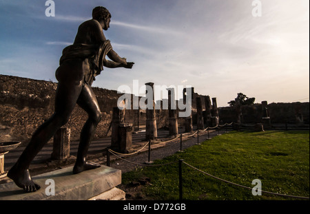 Statue en bronze à l'intérieur des ruines de Pompéi, italie Banque D'Images