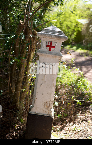 Corporation de la ville de Londres de l'impôt sur le charbon devoir poster avec bouclier de la ville de la Loi concernant les droits sur le charbon '1845' Colley Hill Bridle Path Reigate Surrey Banque D'Images