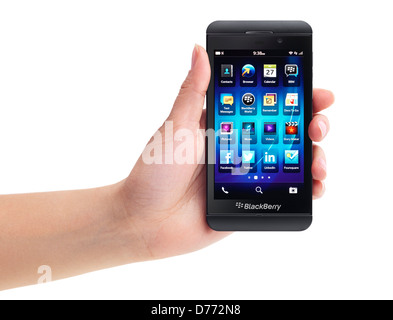 Smartphone Blackberry Z10 dans une main isolé sur fond blanc Banque D'Images