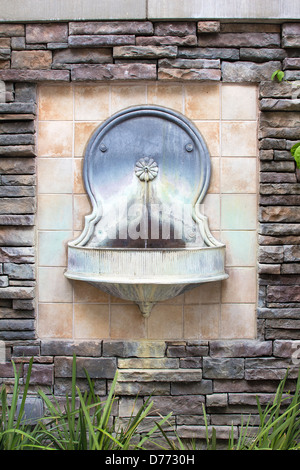 Fontaine d'eau mur de style toscan, sur cour-jardin formel Banque D'Images