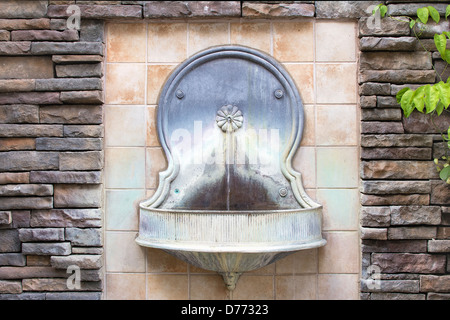 Fontaine d'eau mur de style toscan, de forme horizontale Cour Jardin Banque D'Images