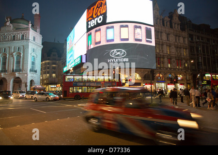 √ übritannien Londres, grande, des enseignes au néon à Piccadilly Circus Banque D'Images