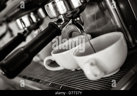 Une image en noir et blanc d'une machine à expresso expresso distribution Banque D'Images