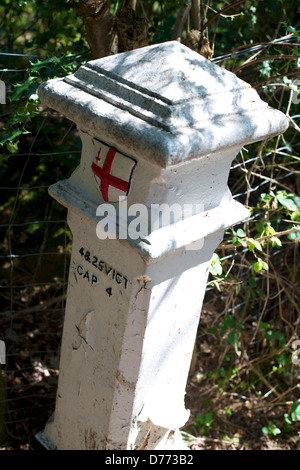 Corporation de la ville de Londres de l'impôt sur le charbon devoir poster avec bouclier de la ville de la Loi concernant les droits sur le charbon '1845' Colley Hill Bridle Path Reigate Surrey Banque D'Images