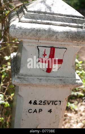 Corporation de la ville de Londres de l'impôt sur le charbon devoir poster avec bouclier de la ville de la Loi concernant les droits sur le charbon '1845' Colley Hill Bridle Path Reigate Surrey Banque D'Images