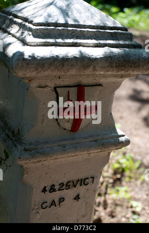 Corporation de la ville de Londres de l'impôt sur le charbon devoir poster avec bouclier de la ville de la Loi concernant les droits sur le charbon '1845' Colley Hill Bridle Path Reigate Surrey Banque D'Images