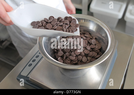 Handewitt, Allemagne, chocolat lentilles dans une usine de chocolat Banque D'Images