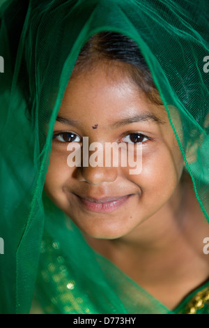 Indian girl Shalini avec voile l'Andhra Pradesh en Inde du Sud Banque D'Images