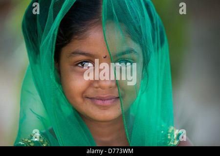 Indian girl Shalini avec voile l'Andhra Pradesh en Inde du Sud Banque D'Images