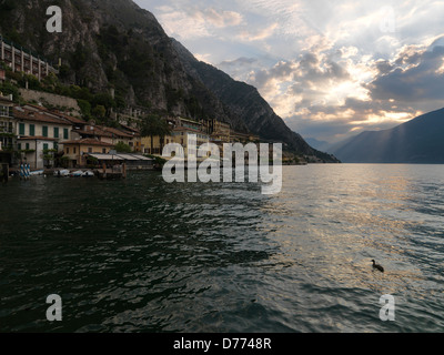 Limone sul Garda, Italie, vue de Limone et le massif du Monte Baldo Banque D'Images