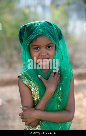 Indian girl Shalini avec voile l'Andhra Pradesh en Inde du Sud Banque D'Images