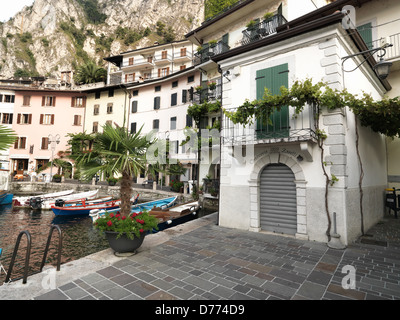 Limone sul Garda, Italie, le Port de la chaux dans le tôt le matin Banque D'Images