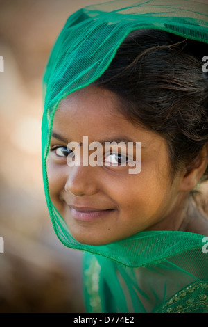 Indian girl Shalini jouant avec un voile, l'Andhra Pradesh en Inde du Sud Banque D'Images