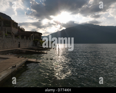 Limone sul Garda, Italie, le vieux quai et le massif du Monte Baldo Banque D'Images