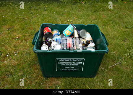 Bac de recyclage plein de boîtes de conserve et de bouteilles en verre Banque D'Images