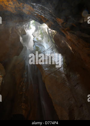 Varone, Italie, une chute d'eau dans la grotte naturelle Varone Banque D'Images