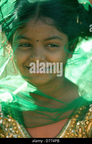 Indian girl Shalini avec voile l'Andhra Pradesh en Inde du Sud Banque D'Images