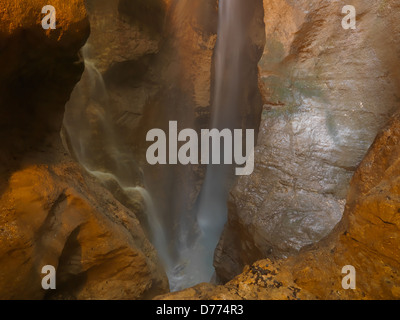 Varone, Italie, une chute d'eau dans la grotte naturelle Varone Banque D'Images