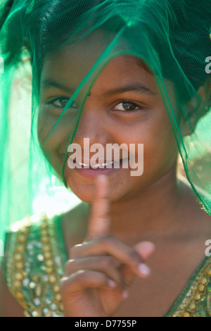 Indian girl Shalini jouant avec un voile en disant "non, non !'Andhra Pradesh Inde du Sud Banque D'Images