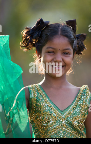 Indian girl Shalini jouant avec un voile, l'Andhra Pradesh en Inde du Sud Banque D'Images