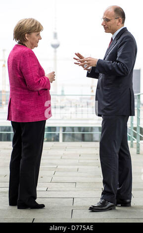 La chancelière allemande, Angela Merkel, se réunit avec le nouveau Premier Ministre d'Italie Enrico Letta sur le balcon de la chancellerie fédérale à Berlin, Allemagne, 30 avril 2013. La tour de télévision peut être vu derrière eux. Letta est à sa première visite à la capitale allemande en tant que Premier ministre italien après avoir remporté un vote de confiance au Sénat italien. Photo : JESCO DENZEL/BPA (répétez avec une récolte) Banque D'Images