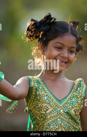 Indian girl Shalini jouant avec un voile, l'Andhra Pradesh en Inde du Sud Banque D'Images