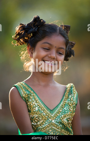 Indian girl Shalini jouant avec un voile, l'Andhra Pradesh en Inde du Sud Banque D'Images