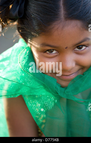 Indian girl Shalini jouant avec un voile, l'Andhra Pradesh en Inde du Sud Banque D'Images