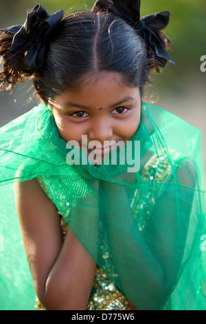 Indian girl Shalini jouant avec un voile, l'Andhra Pradesh en Inde du Sud Banque D'Images