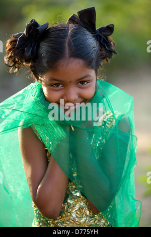 Indian girl Shalini jouant avec un voile, l'Andhra Pradesh en Inde du Sud Banque D'Images