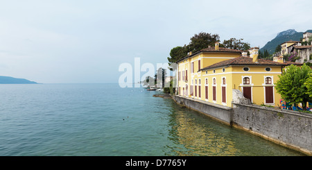 Gargnano, Italie, le hameau de Villa, le lac, et les contreforts du Monte Baldo Banque D'Images