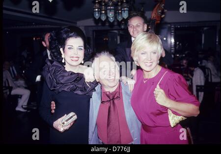 Ann Miller avec Mickey Rooney et épouse, Jan Chamberlin.Le dîner en l'honneur de Rooney Mickey 3 et demi de 'Run 'Bébés'' 1982.e5497.(Image Crédit : © John Barrett/Globe Photos/ZUMAPRESS.com) Banque D'Images