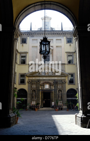 Naples. L'Italie. Vue de l'impressionnante façade de la fin de la renaissance du xvie siècle Cappella del Monte di Pietà. La façade est ado Banque D'Images