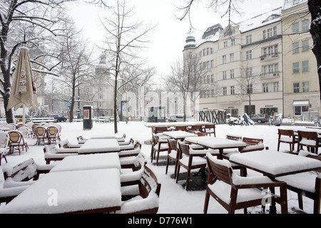 Berlin, Allemagne, enneigées mobilier de cafés sur la Place George Grosz Banque D'Images