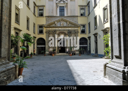 Naples. L'Italie. Vue de l'impressionnante façade de la fin de la renaissance du xvie siècle Cappella del Monte di Pietà. La façade est ado Banque D'Images