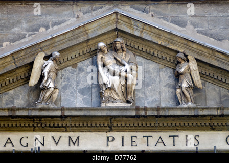 Naples. L'Italie. Sculpture de la Pieta de Michelangelo Naccherino au-dessus de l'entrée de la Cappella del Monte di Pietà. La beaut Banque D'Images