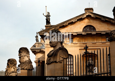 La figure tête à côté du bâtiment Clarendon et Sheldonian Theatre d'Oxford, Angleterre Banque D'Images